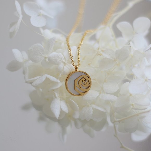 NEW 18K Gold Plated Mother of Pearl Camelia Flower Round Pendant Necklace - Picture 11 of 11